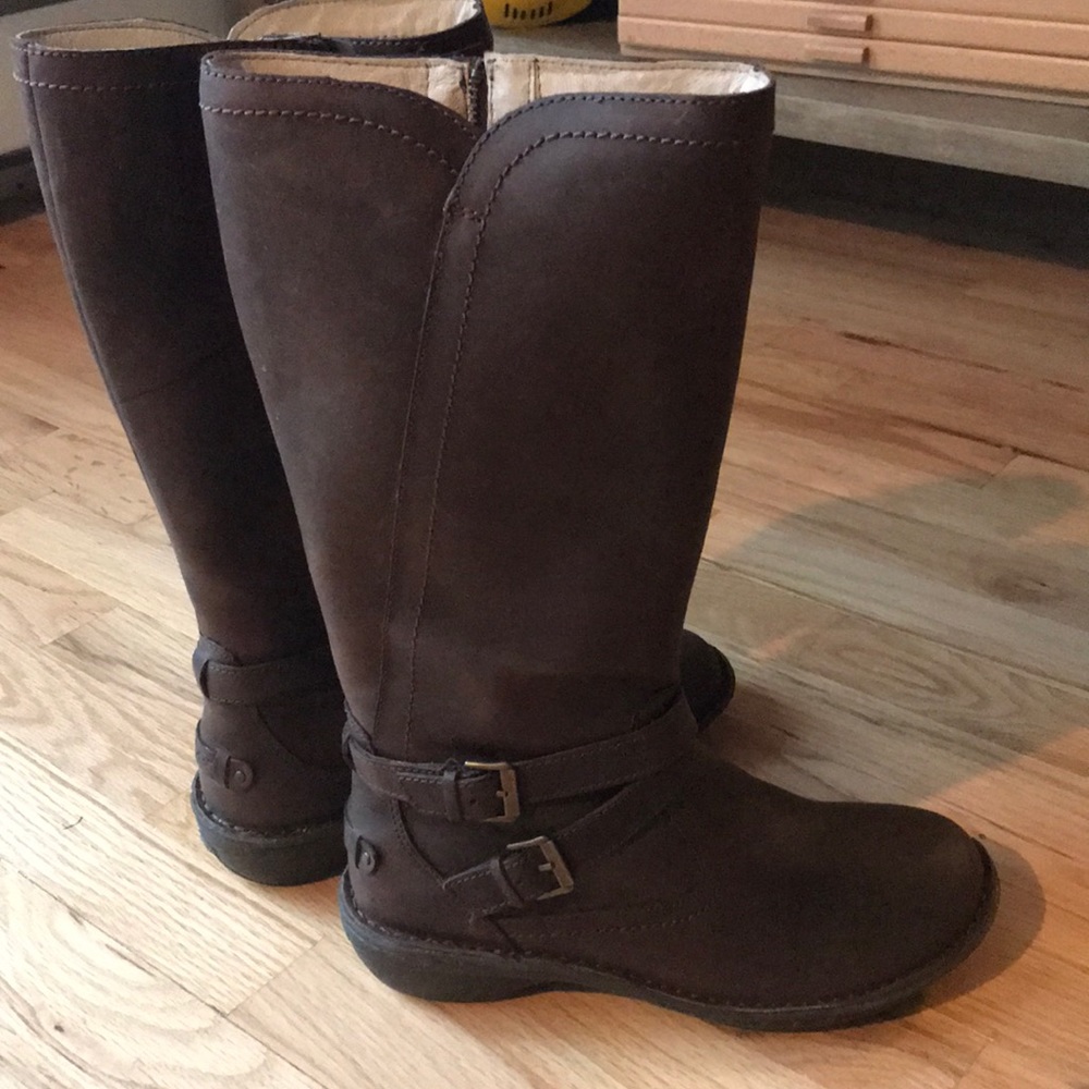 NWOB Brown UGG Rosen Boots